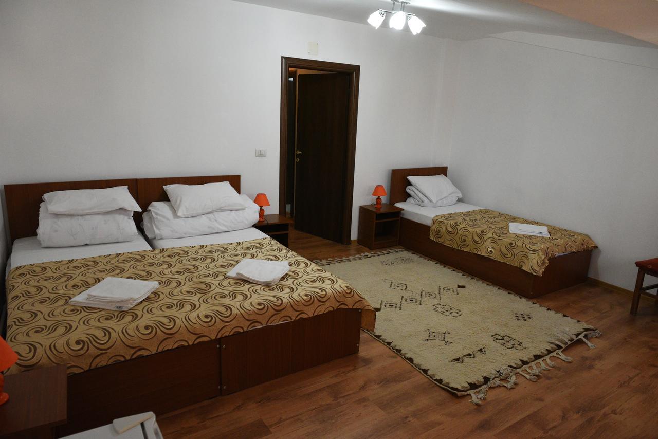 Hostel Ruxandra Фокшані Екстер'єр фото